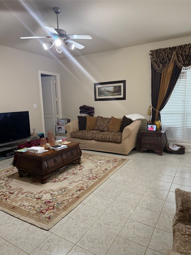 Living area featuring a ceiling fan | Image 12