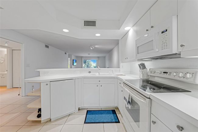 APT-2101 - 5725 Greenwood Ave, Condo with 2 bedrooms, 2 bathrooms and null parking in NORTH PORT FL | Image 9