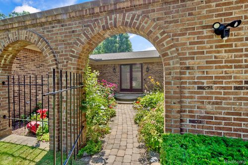 8400 Oak Shade Ct, Davison, MI, 48423-2107 | Card Image