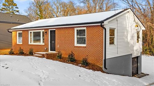 301 Lindbergh St, Winston Salem, NC, 27104-4913 | Card Image