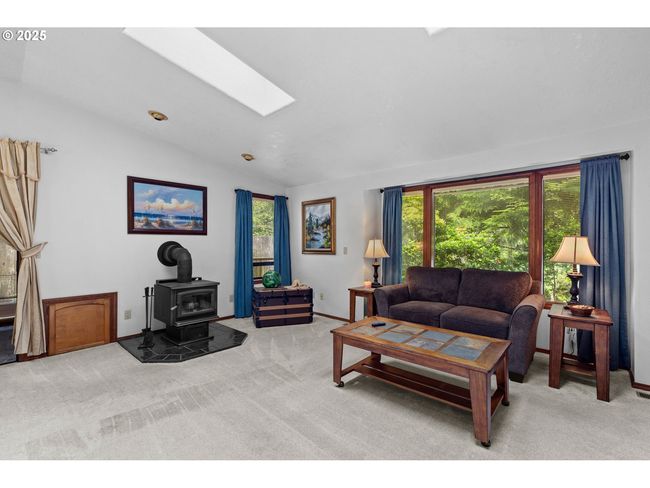 Living Room-Vaulted Ceilings | Image 5