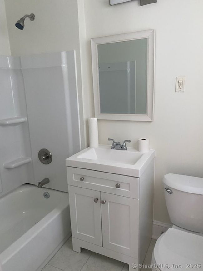 FL-2ND - 172 Beaver St, Home with 2 bedrooms, 1 bathrooms and 1 parking in Ansonia CT | Image 10