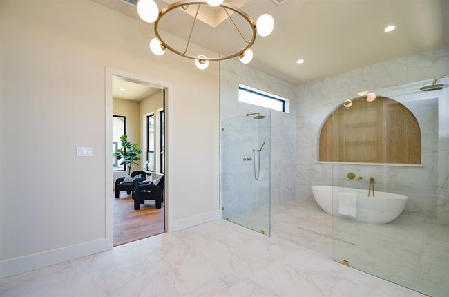 Primary bath. | Image 16