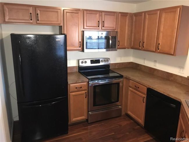 27208 Chesapeake Cir, Condo with 2 bedrooms, 2 bathrooms and null parking in Commerce Twp MI | Image 4