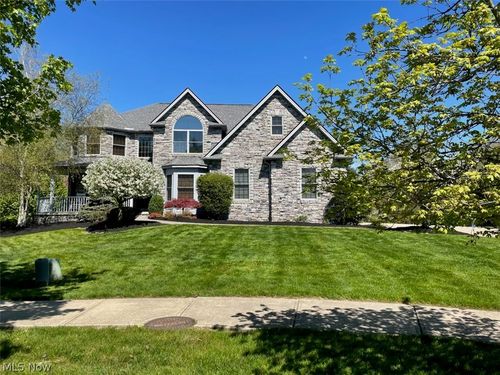18643 Comstock Cir, Middleburg Heights, OH, 44130-6201 | Card Image