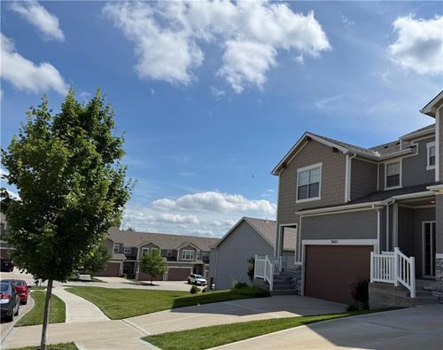 7401 Aaron St, Parkville, MO, 64152-8769 | Card Image