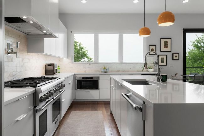Gourmet kitchen | Image 12