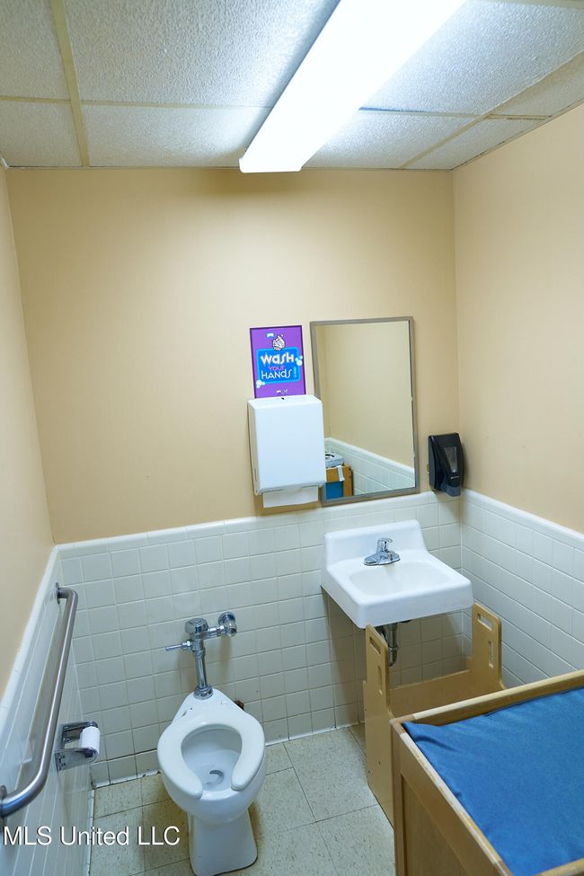 Bathroom 3 | Image 19