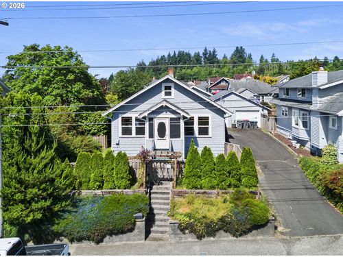 1477 7th St, Astoria, OR, 97103-5218 | Card Image