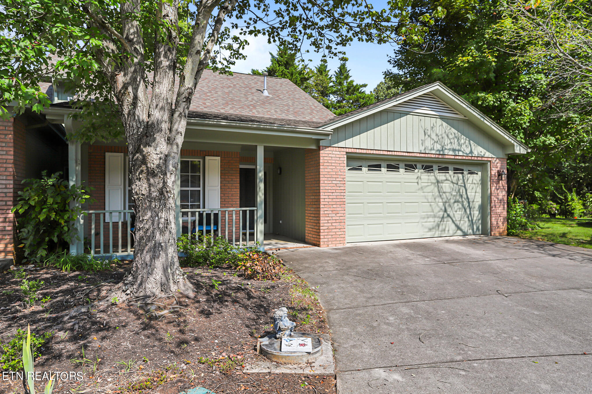 Locarno Dr, Knoxville, TN 37914