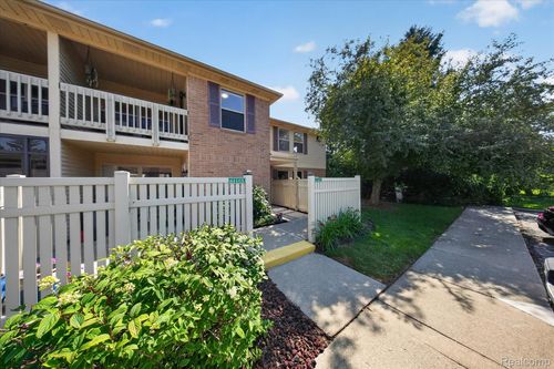 61165 Greenwood Dr, South Lyon, MI, 48178-1712 | Card Image