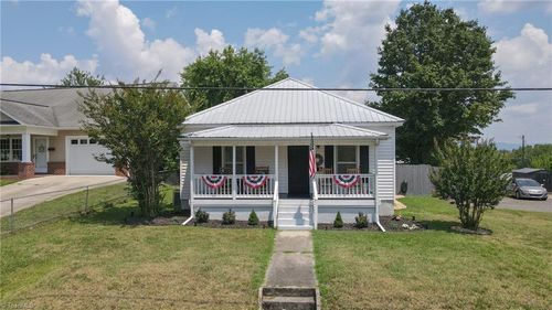 704 E Haymore St, Mount Airy, NC, 27030-4658 | Card Image
