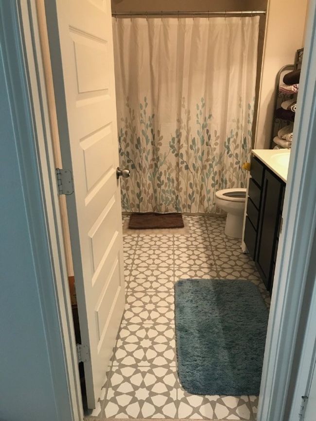 Full bath featuring vanity, a shower with shower curtain, and toilet | Image 11