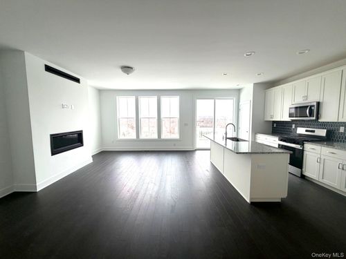 7-5125 Teaberry Ln, Fishkill, NY, 12524-4988 | Card Image