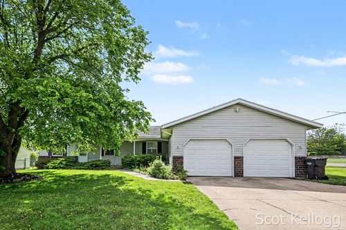 3211-3209-3211 Coach Ln Se, Kentwood, MI, 49512-2775 | Card Image