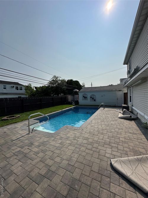 12 Green Ln, Levittown, NY, 11756-4005 | Card Image
