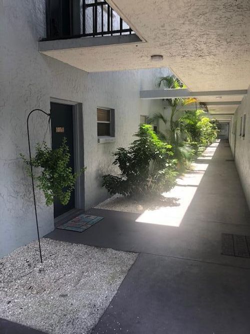 c110-5509 Fountain Lake Cir, BRADENTON, FL, 34207-3726 | Card Image