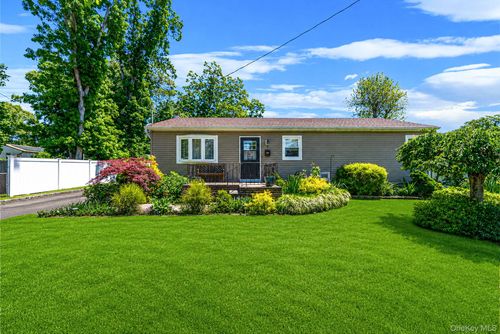 9 Sylvan Street, Islip, NY, 11706 | Card Image