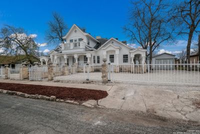 318 Jennings Ave, House other with 5 bedrooms, 4 bathrooms and null parking in San Antonio TX | Image 2