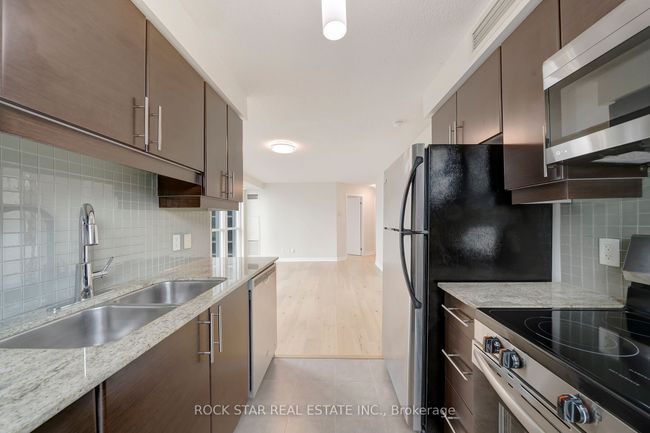 905 - 18 Harbour St, Condo with 2 bedrooms, 2 bathrooms and 1 parking in Toronto ON | Image 14