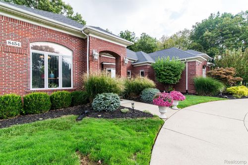 8454 Grays Dr, Grosse Ile, MI, 48138-1593 | Card Image