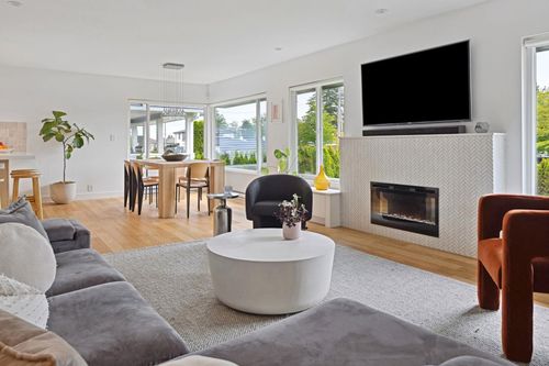 8647 10th Ave, Burnaby, BC, V3N2S9 | Card Image