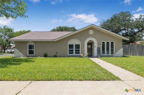 101 King Arthur St, Victoria, TX, 77904-1828 | Card Image