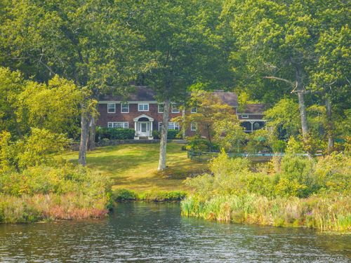93 Cross Pond Rd, Pound Ridge, NY, 10576-1303 | Card Image