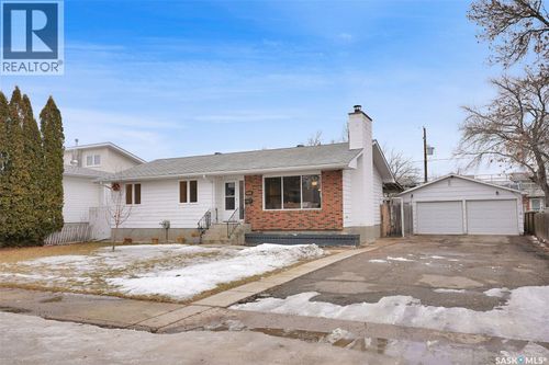 1024 Montgomery St, Moose Jaw, SK, S6H2X1 | Card Image