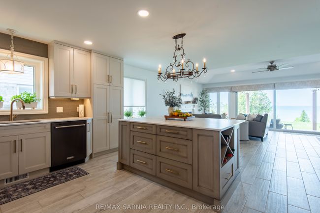 4062 Bluepoint Dr, House other with 3 bedrooms, 3 bathrooms and 4 parking in Town Of Plympton Wyoming ON | Image 9