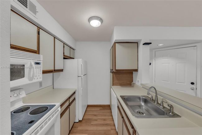 APT-1103 - 2736 University Dr, Condo with 1 bedrooms, 1 bathrooms and null parking in Davie FL | Image 8