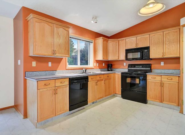 10900 Grande Avenue, Home with 4 bedrooms, 3 bathrooms and null parking in Grande Cache AB | Image 4
