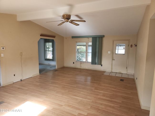 Living Room/Entry | Image 4
