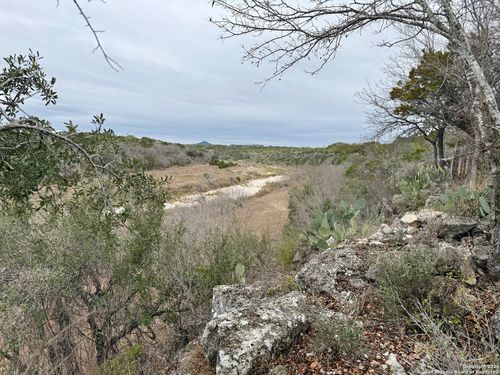685 Riverside Dr, Pipe Creek, TX, 78063-5136 | Card Image