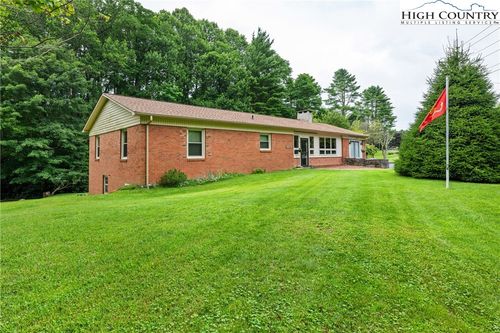 711 Possum Hollow Rd, Blowing Rock, NC, 28605-9219 | Card Image