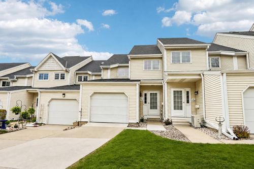 7760 W Tuckaway Shores Dr, Franklin, WI, 53132-8943 | Card Image