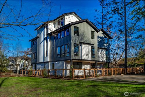 537 Nw Juniper St, Issaquah, WA, 98027-2423 | Card Image