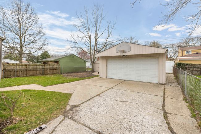 2 car garage | Image 20