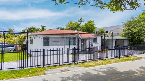 2300 Nw 9th St, Miami, FL, 33125-3204 | Card Image
