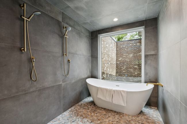 Gorgeous tub/shower area | Image 18