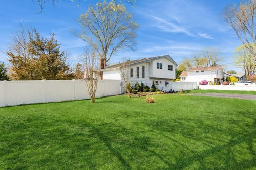 8 Woody Ln, Oakdale, NY, 11769-1515 | Card Image