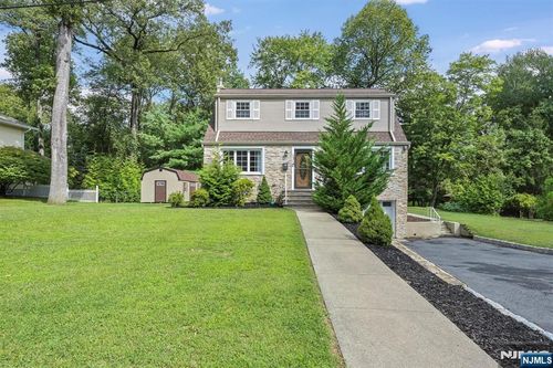 131 Elmwood Ave, Allendale, NJ, 07401-2207 | Card Image
