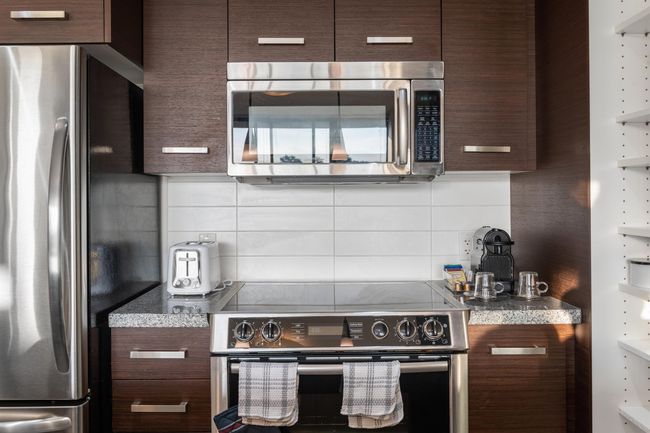 706 - 2959 Glen Dr, Condo with 1 bedrooms, 1 bathrooms and 1 parking in Coquitlam BC | Image 13