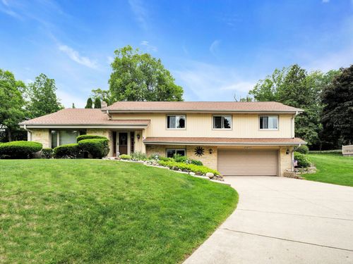8215833 Valley View Dr, Menomonee Falls, WI, 53051-3709 | Card Image