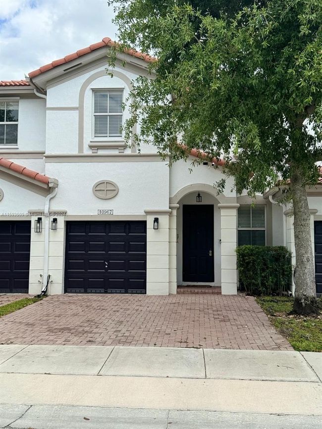 10967 - 10967 Nw 79th St, Townhouse with 4 bedrooms, 2 bathrooms and null parking in Doral FL | Image 1