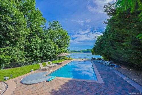 21 Lake Rd, Great Neck, NY, 11020-1609 | Card Image