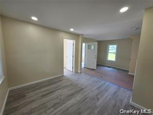 1 Chestnut St, Middletown, NY, 10940-5611 | Card Image