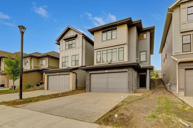 29 Shawnee Green Sw, Home with 3 bedrooms, 2 bathrooms and 4 parking in Calgary AB | Image 2