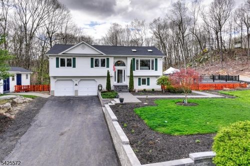 61 Lakeside Dr Nw, Sussex, NJ, 07461-4748 | Card Image