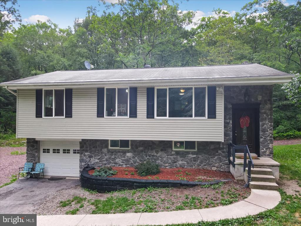 Andrew Dr, Jim Thorpe, PA 18229